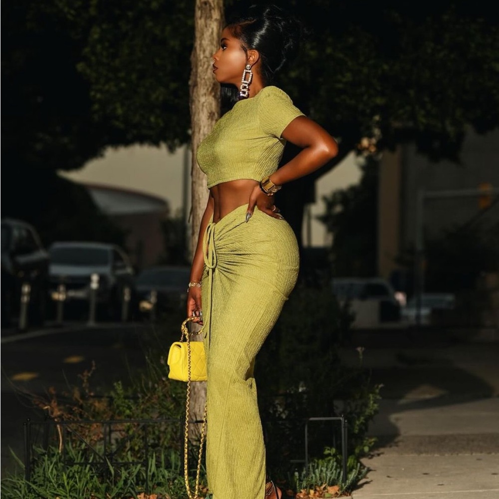 Solid Crop Tee & Drawstring Front Skirt - image 2